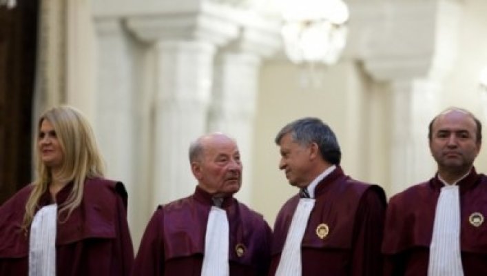 CCR amână decizia privind referendumul până pe 12 septembrie. Crin Antonescu rămâne preşedinte interimar